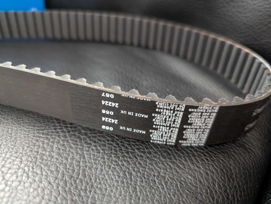 SKF VKMC90008 Комплект ГРМ (ремінь + ролик + водяний насос)