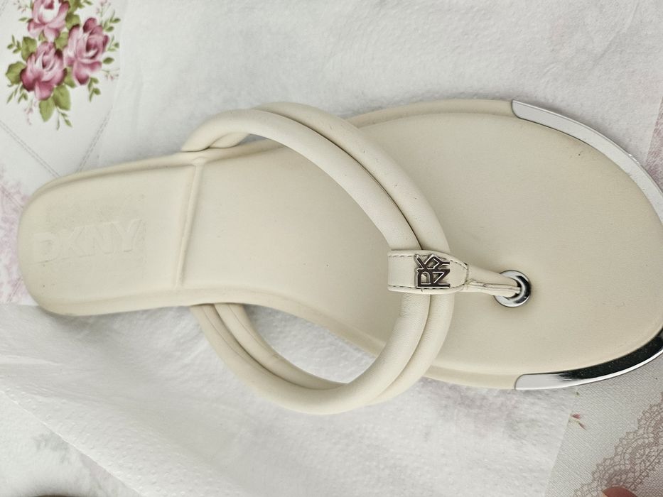 Chinelos DKNY de pele ecru
