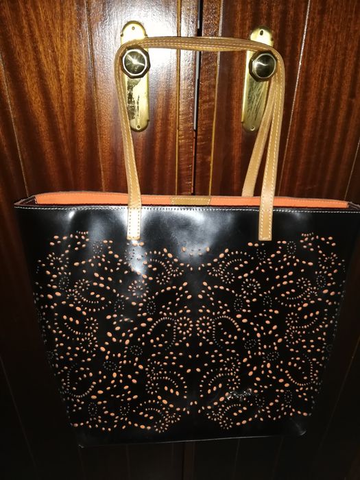 Mala, saco preta e laranja no interior em pele