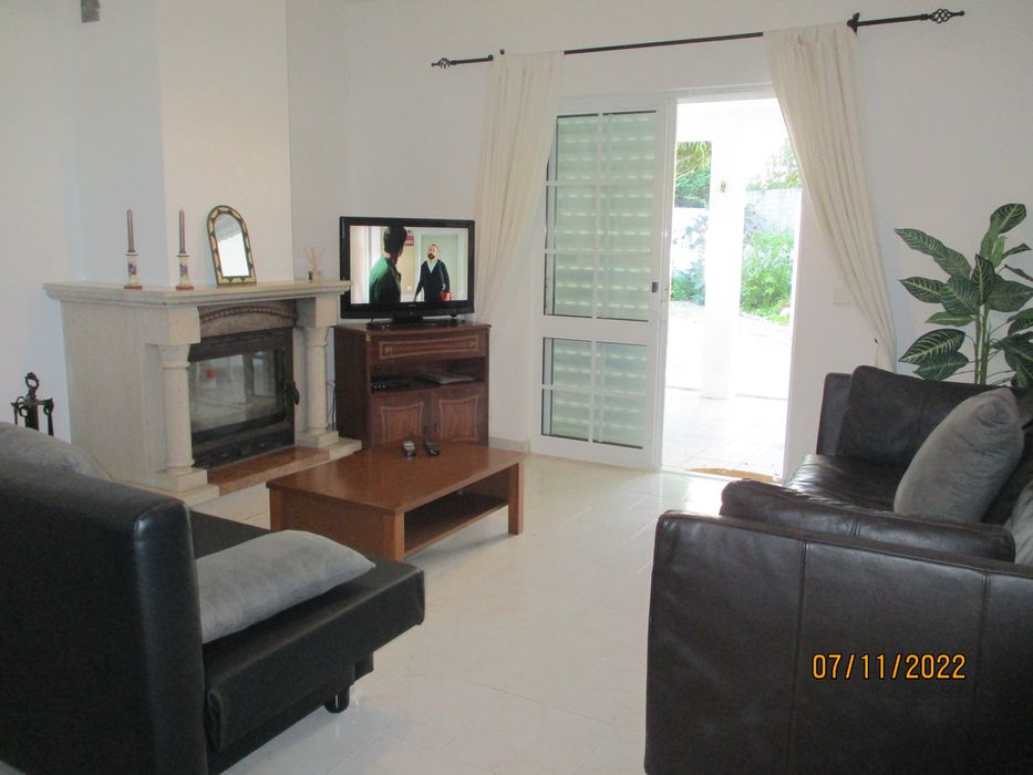Casa c/barbecue ar condicionado a  250 metros da praia da Galé.