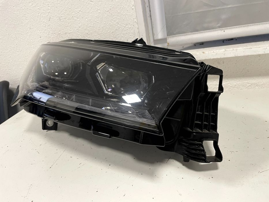Skoda Enyaq lampa reflektor przód full led cała idealna prawa 5LB