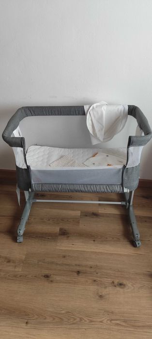 Berço com 3 funções diferentes: berço para cama, berço de balanço e berço de bebé. Com o berço ofereço 1x capa  protetora e 2x lençóis.