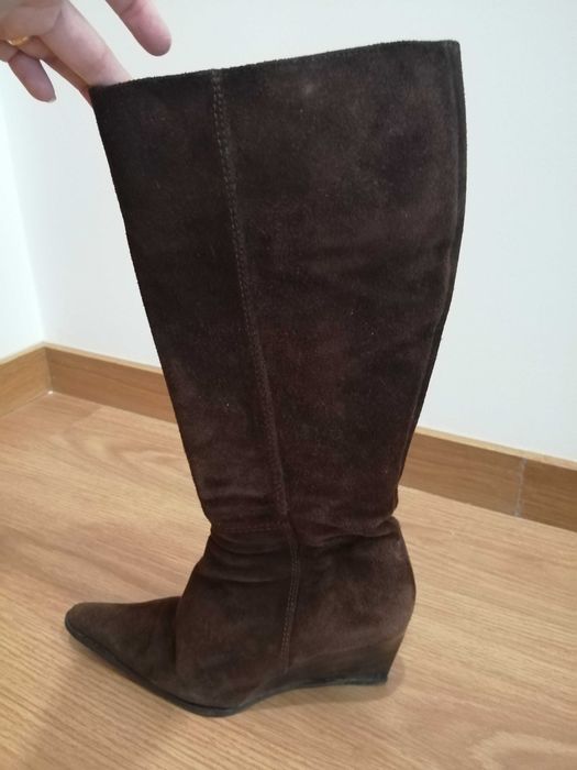 Botas cano alto camurça castanhas