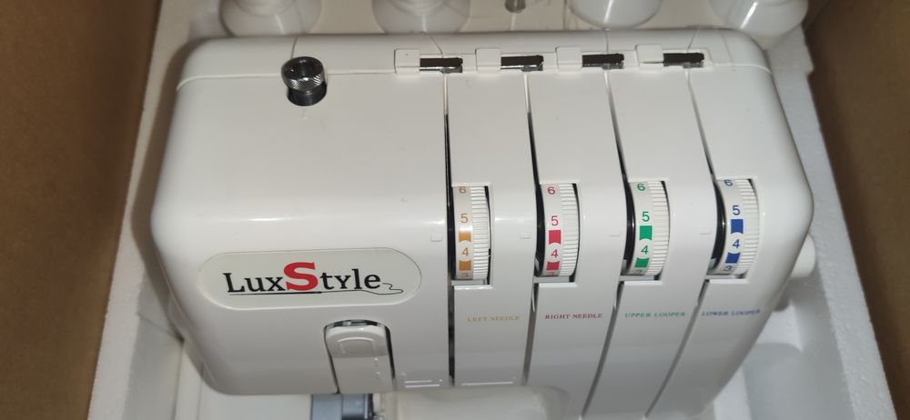 Оверлок LuxStyle 700d, не використовувався.