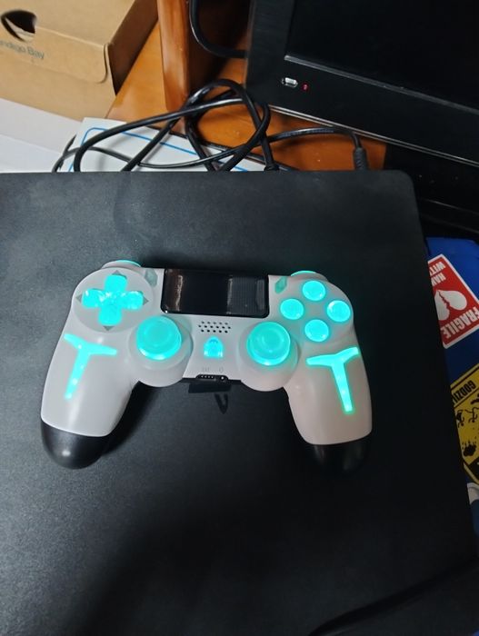 Comandos novos compatíveis com PS4, PS3 e PC.