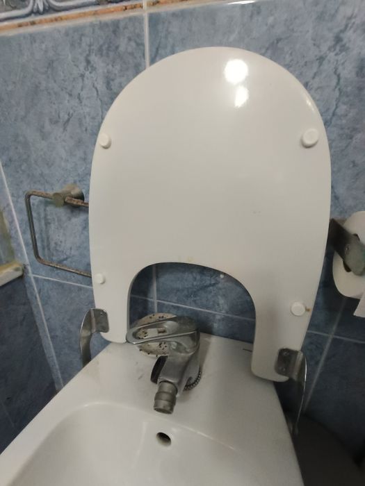 Bidé com tampa (banco)