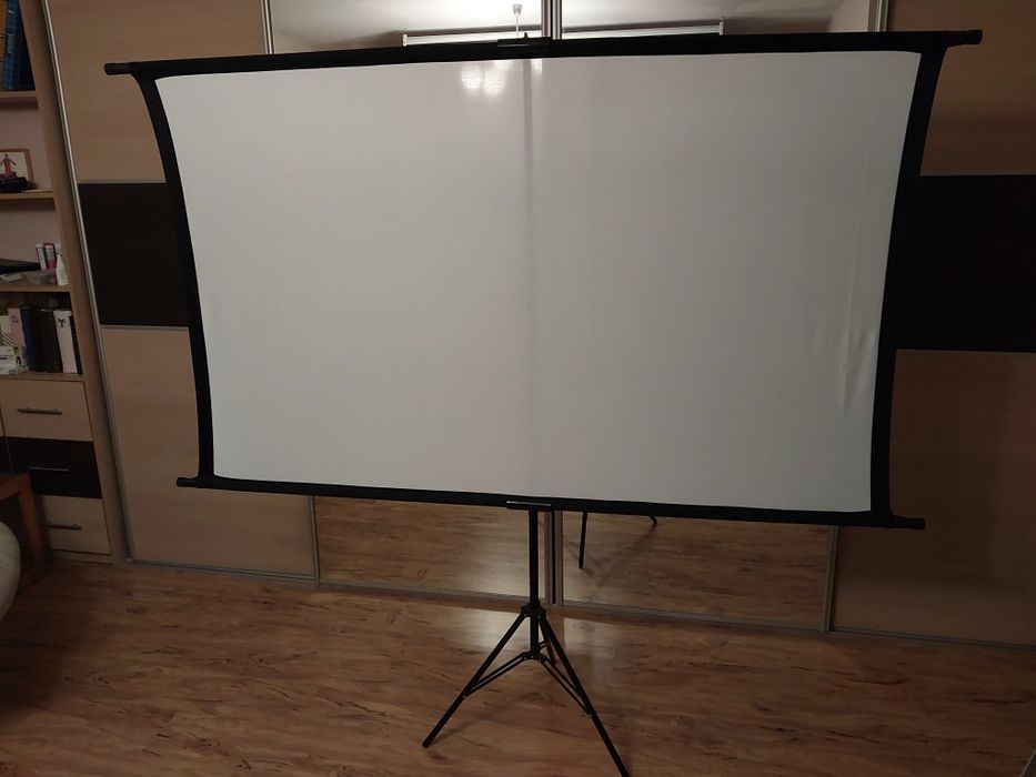 Ekran projekcyjny na stojaku 84"