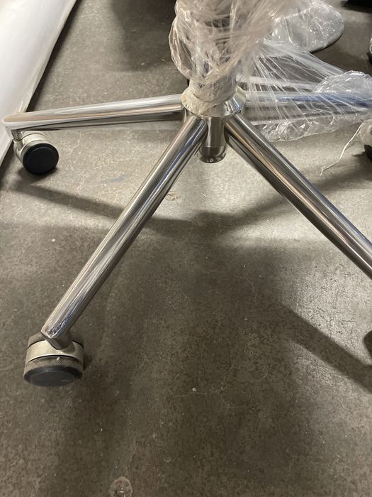 Cadeira escritorio design com rodas cromadas.