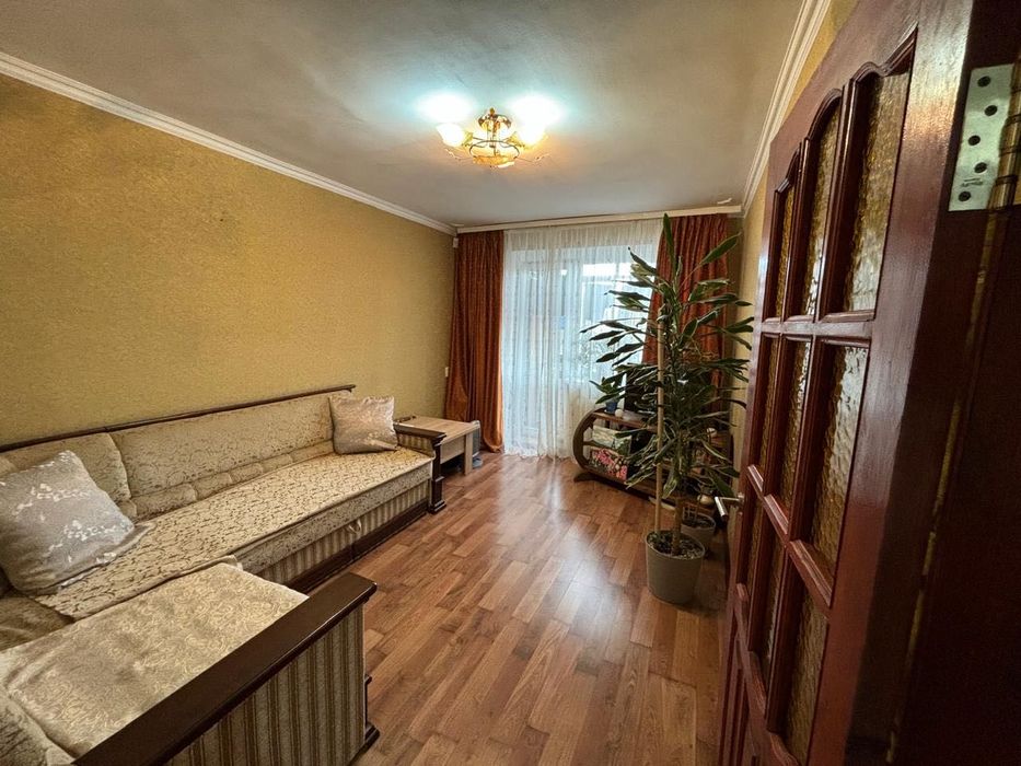 Продам простору 3-кімнатну квартиру в центрі м. Ромни