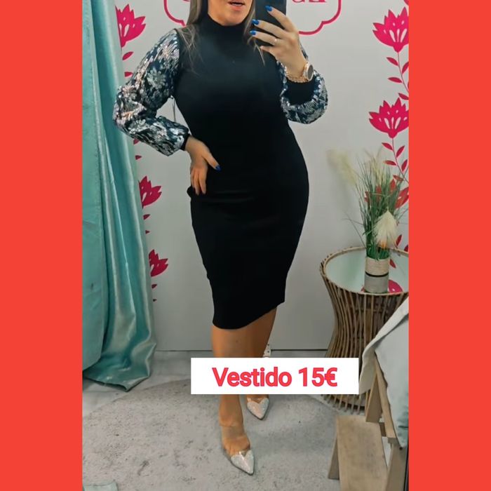 Vestido em malha preta, com mangas compridas em ganga com lantejoulas.