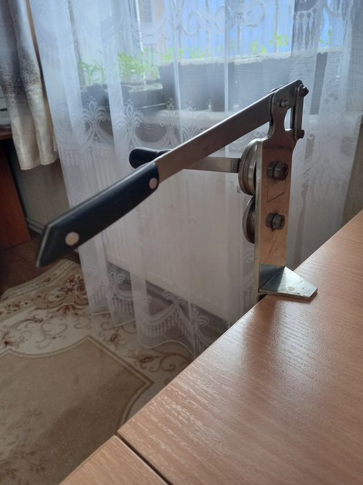 Машинка из нержавейки для выправления метал.крышек для консервации.