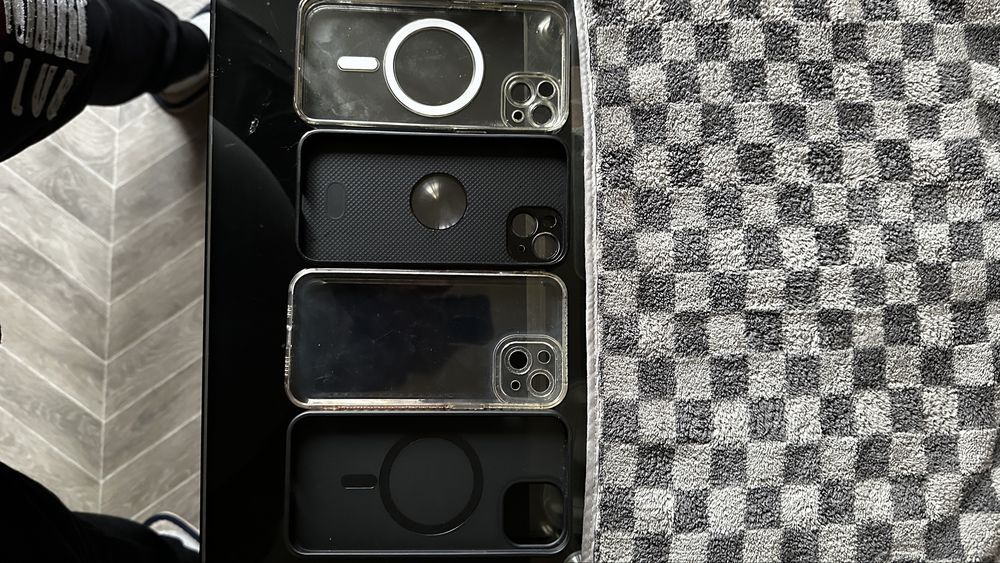 Чехлы на iPhone 13