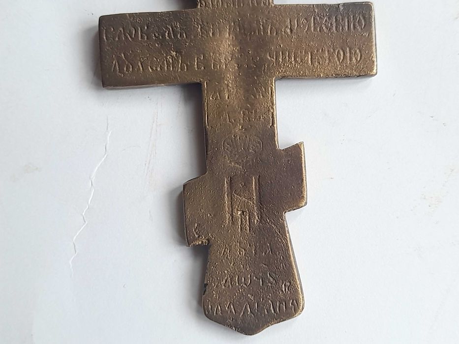 Mały krzyż prawosławny z Chrystusem, mosiądz malowany