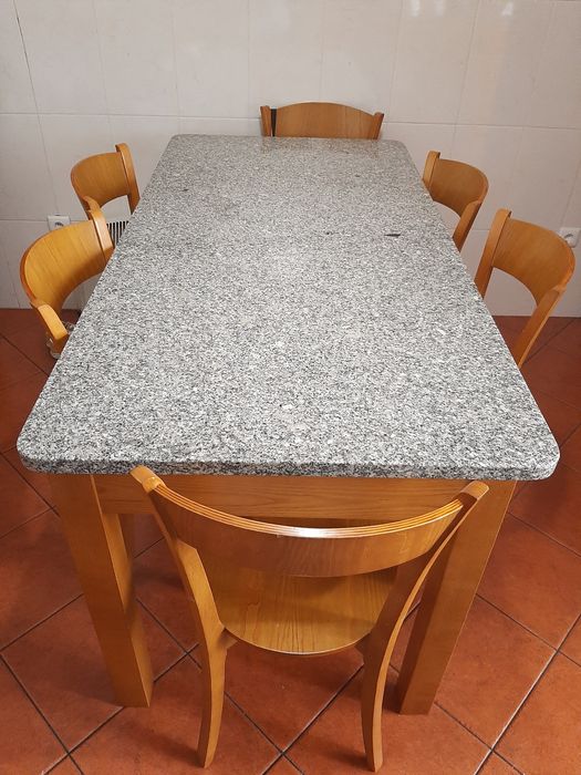 Mesa de carvalho com tampo em pedra e cadeiras