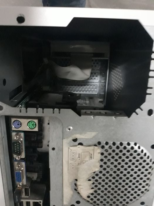 Carcaça de PC desktop com leitor de dvd e disquetes