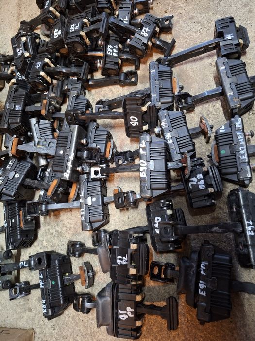 Обмежувач ограничитель відкриття дверей  BMW Е81,83,84,87,90,91,92,f20