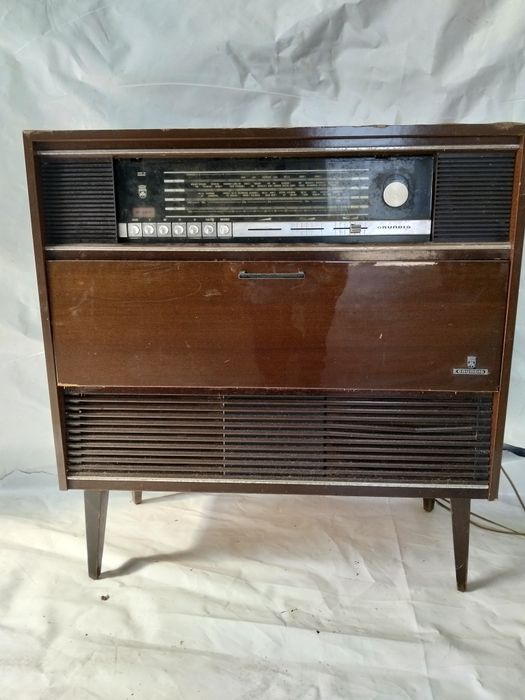 Móvel com radio e jira discos muito antigo neste momento não está a funcionar