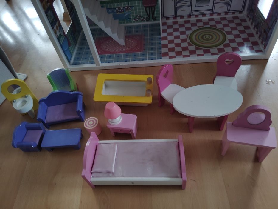 Piękny domek dla lalek, duży. Gratis drewniane mebelki
