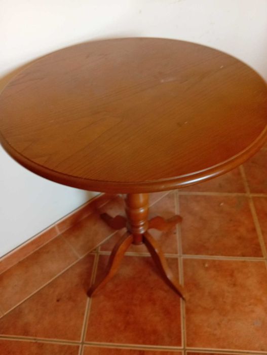 Mesa e banco em bom estado