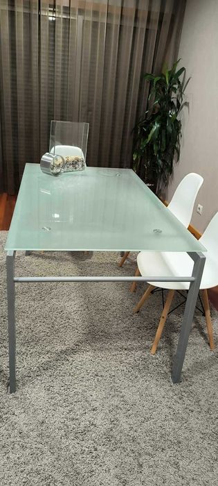 Mesa de sala com tampo de vidro