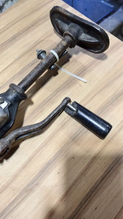 Ручна механічна дріль