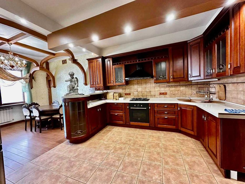 Продается квартира в доме коттеджного типа в Центре+гараж.