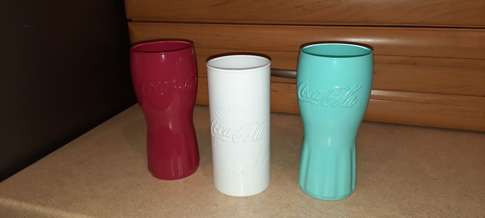 3 kolorowe szklanki Coca-Cola