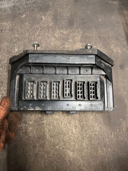 Блок запобіжників ВАЗ 2105. Блок предохранителей ВАЗ 2105.