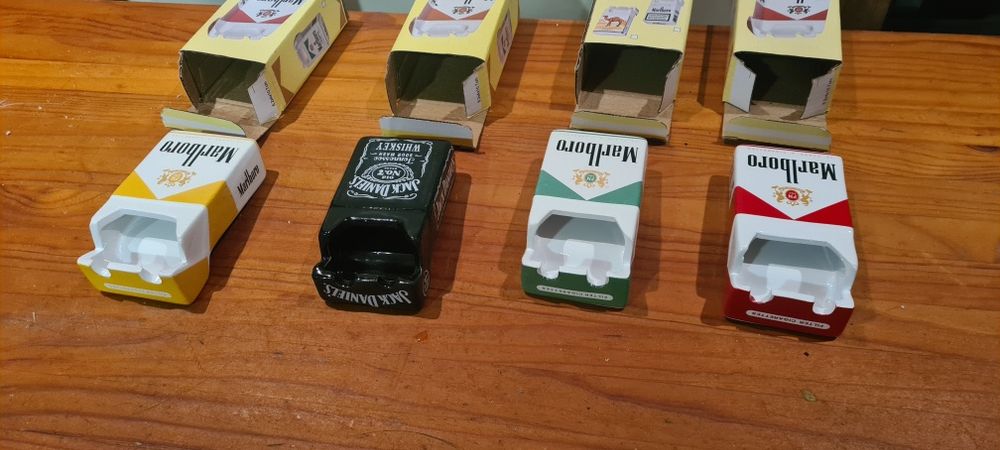 Cinzeiros Marlboro e Jack Daniels