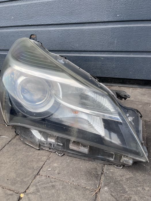 Prawa lampa xenon soczewka Toyota Yaris III Lift UK