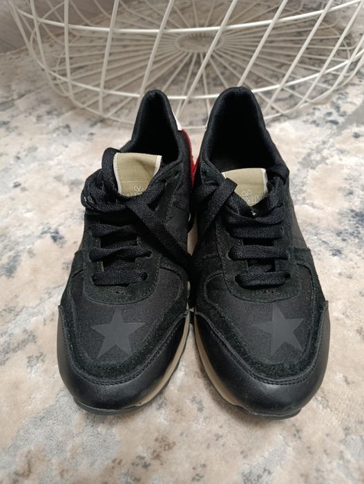 Valentino Garavani моделі Rockrunner,в розмірі 36.