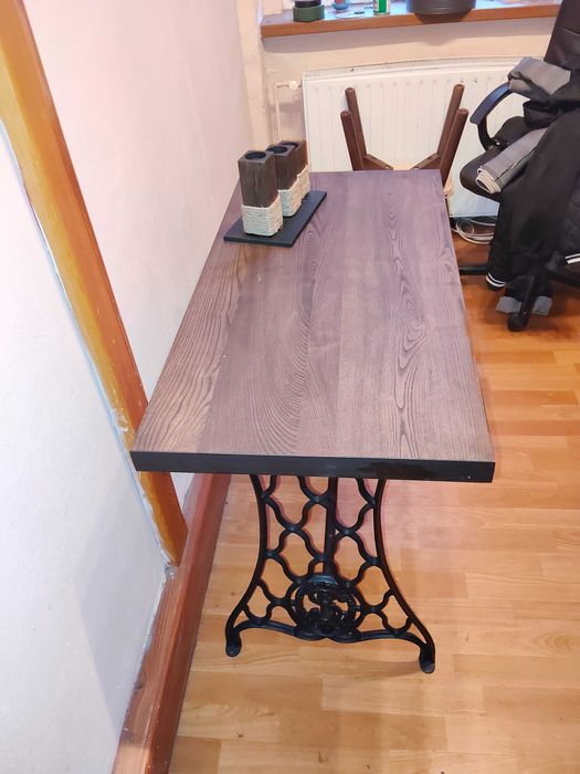 Konsola z nogami od maszyny do szycia