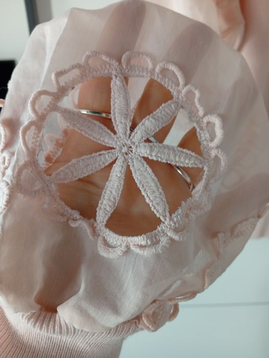Elegancki sweter Cameo Rose pudrowy róż ozdobne rękawy S