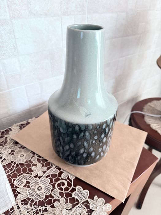 Vaso com 31cms de altura na cor cinza