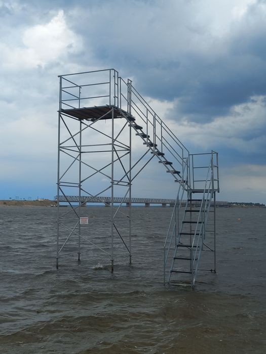 Продам металеву конструкцію