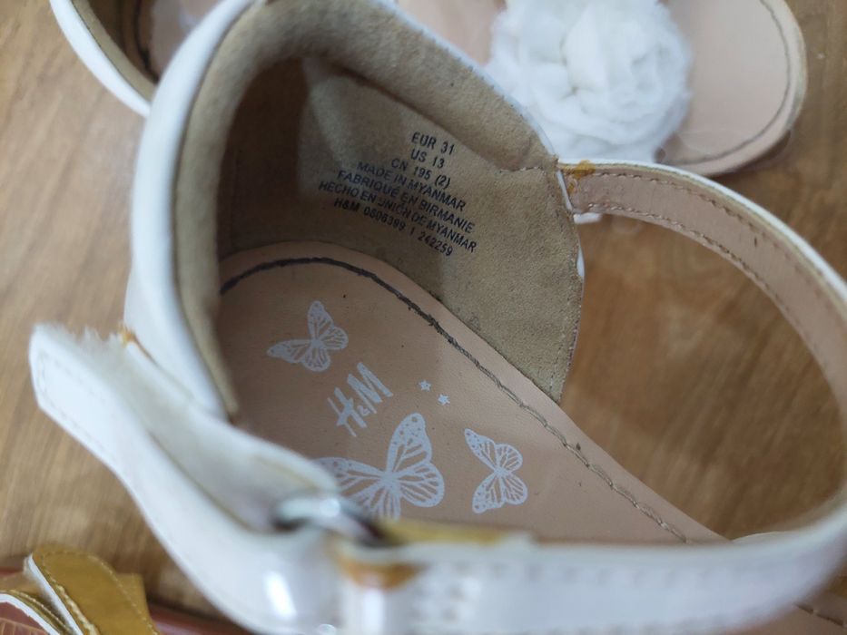 2 pares de sandalias