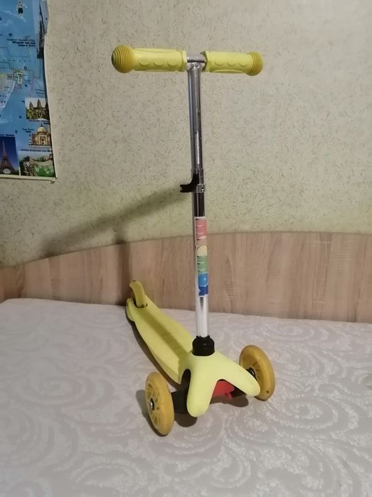 Самокат трёхколёсный