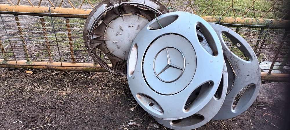 Kołpaki; dekle do Mercedesa