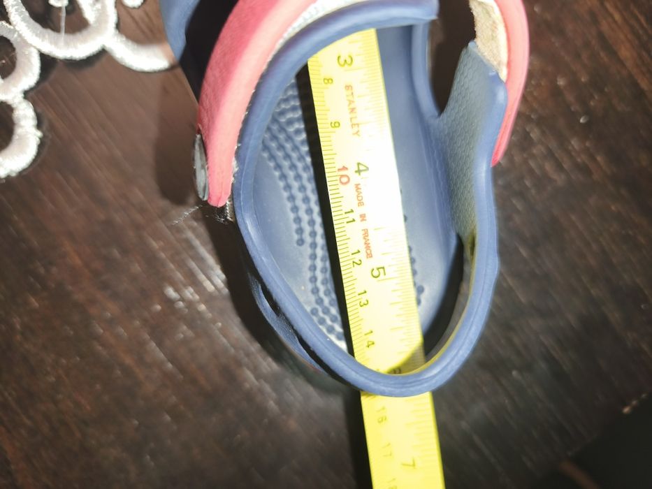 Sandałki crocs 23