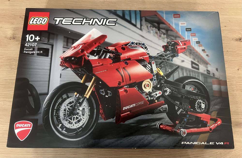 LEGO Technic Ducati Panigale V4 R (42107)