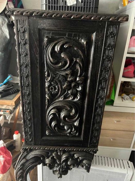 Móvel antigo escuro