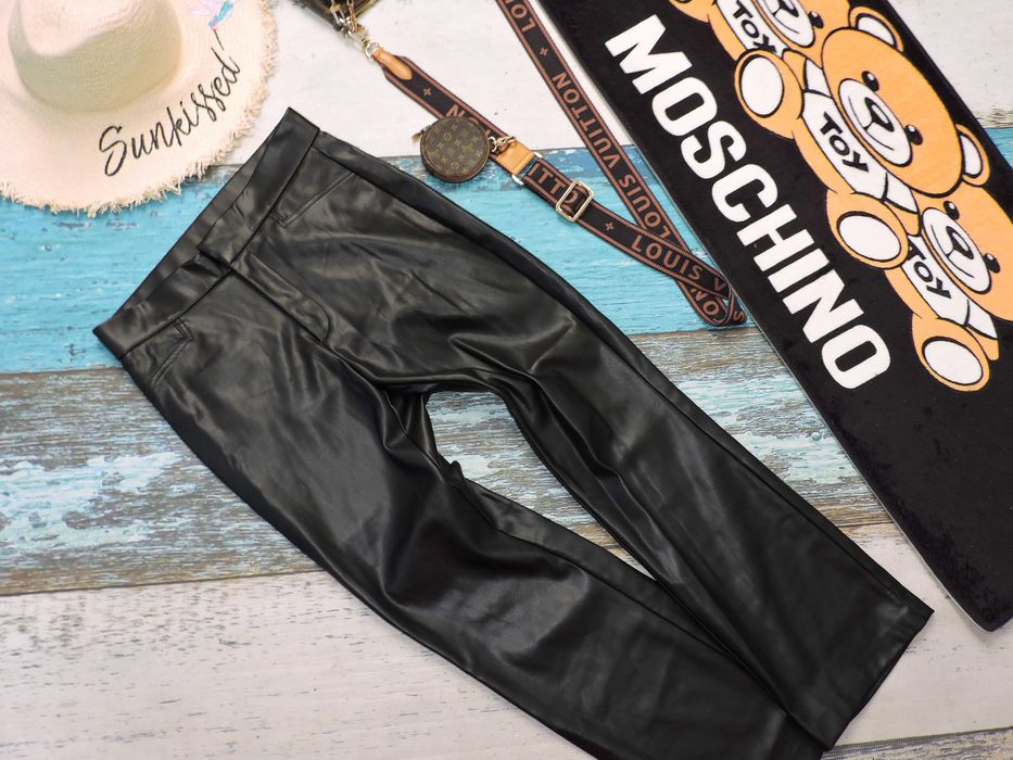 Stradivarius skórzane czarne spodnie rozchylane nogawki M