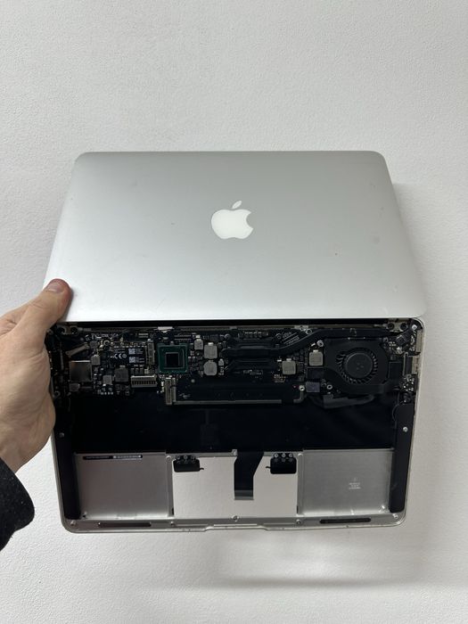 Продам Macbook Air 11” 2012p