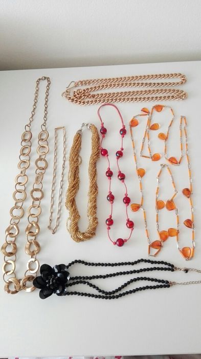 Brincos, pulseiras, anéis e colares vintage