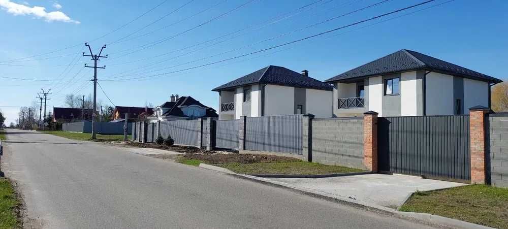 родається сучасний двоповерховий будинок у Гореничах