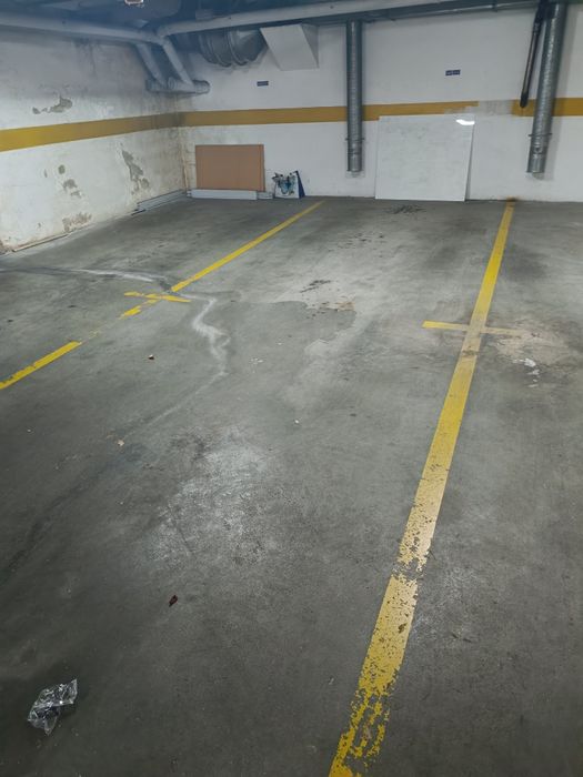 Garagem com estacionamento