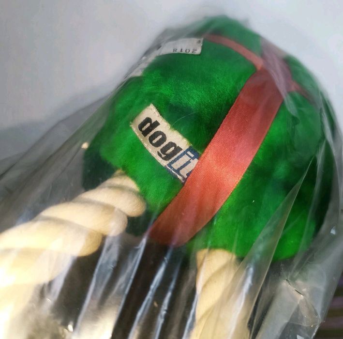 Brinquedo para cão com formato de presente marca Dogit