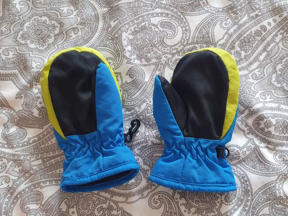 Casaco e luvas de neve para criança