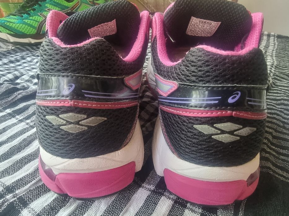 Продам мужские крассовки ASICS