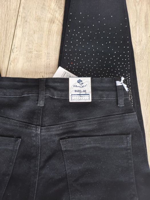 Nowe czarne dżinsy.